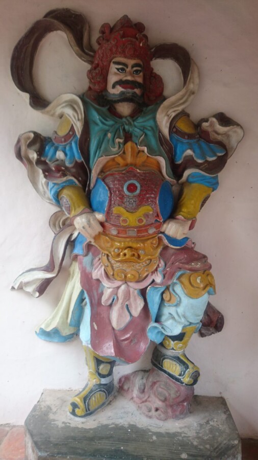 This chap stands guard in the entrance way in to the grounds of the Pagoda Of The Celestial Lady